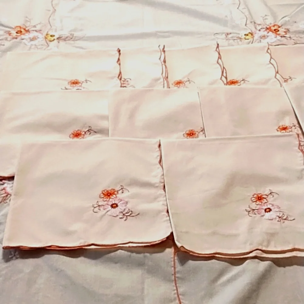 Vintage Beautiful  Tablecloths and 12 napkins.   Oval. SIZE …